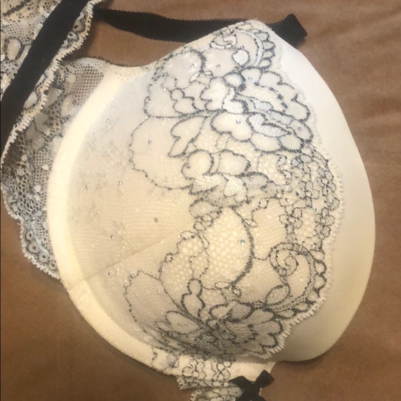 32 DD Victoria’s Secret Push-up Bra - Picture 3 of 3